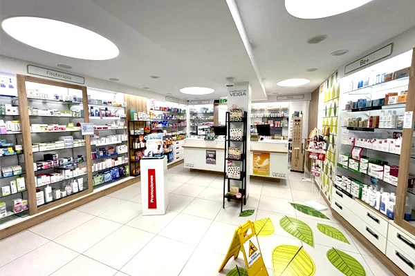 Interior de Farmacia Veiga en Avilés con mostrador de atención al cliente